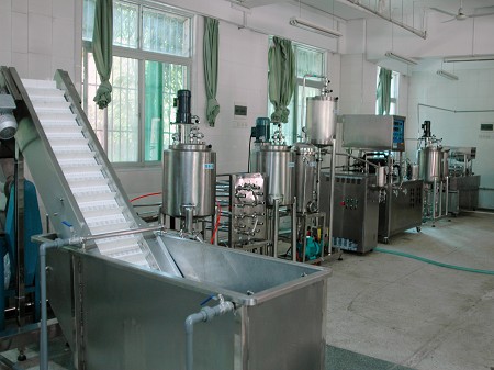 乳品皮帶輸送機(jī)分瓶螺桿設(shè)計難以避免的缺陷